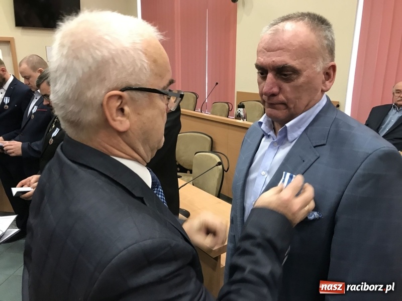 Zdjęcie w galerii na portalu naszraciborz.pl: W magistracie wręczono dziś odznaki Honorowy Dawca Krwi - Zasłużony dla Zdrowia Narodu  wiadomości z regionu
