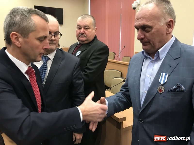 Zdjęcie w galerii na portalu naszraciborz.pl: W magistracie wręczono dziś odznaki Honorowy Dawca Krwi - Zasłużony dla Zdrowia Narodu  wiadomości z regionu