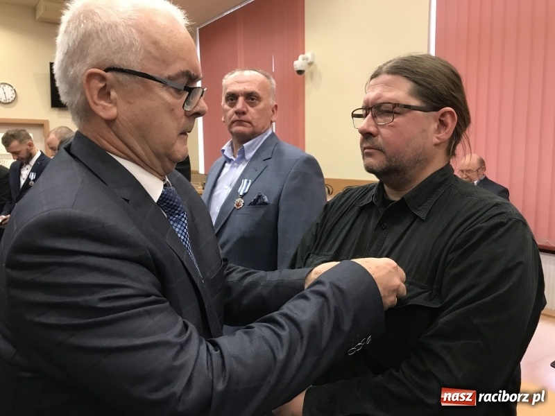 Zdjęcie w galerii na portalu naszraciborz.pl: W magistracie wręczono dziś odznaki Honorowy Dawca Krwi - Zasłużony dla Zdrowia Narodu  wiadomości z regionu