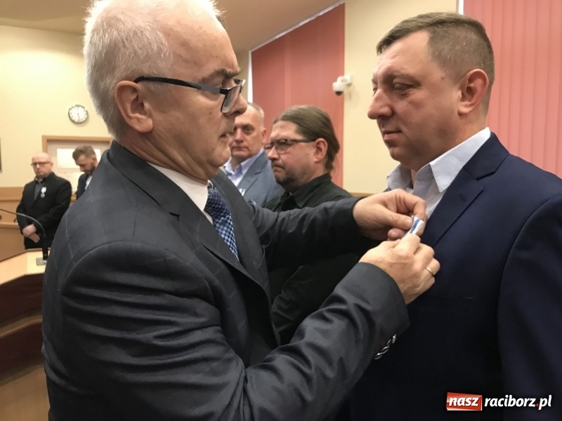 Zdjęcie w galerii na portalu naszraciborz.pl: W magistracie wręczono dziś odznaki Honorowy Dawca Krwi - Zasłużony dla Zdrowia Narodu  wiadomości z regionu