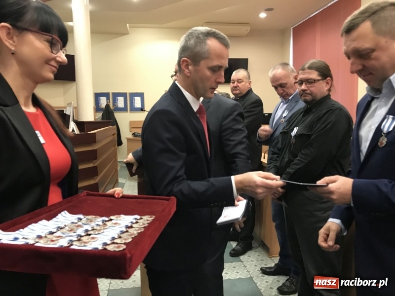 Zdjęcie w galerii na portalu naszraciborz.pl: W magistracie wręczono dziś odznaki Honorowy Dawca Krwi - Zasłużony dla Zdrowia Narodu  wiadomości z regionu