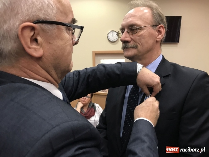 Zdjęcie w galerii na portalu naszraciborz.pl: W magistracie wręczono dziś odznaki Honorowy Dawca Krwi - Zasłużony dla Zdrowia Narodu  wiadomości z regionu
