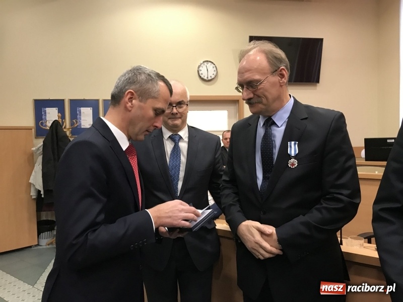 Zdjęcie w galerii na portalu naszraciborz.pl: W magistracie wręczono dziś odznaki Honorowy Dawca Krwi - Zasłużony dla Zdrowia Narodu  wiadomości z regionu