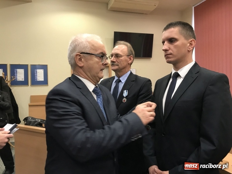 Zdjęcie w galerii na portalu naszraciborz.pl: W magistracie wręczono dziś odznaki Honorowy Dawca Krwi - Zasłużony dla Zdrowia Narodu  wiadomości z regionu