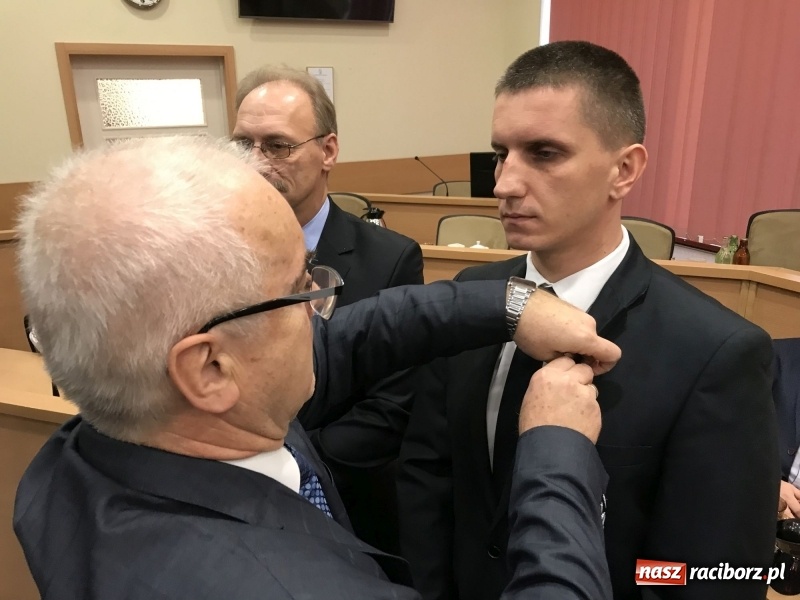 Zdjęcie w galerii na portalu naszraciborz.pl: W magistracie wręczono dziś odznaki Honorowy Dawca Krwi - Zasłużony dla Zdrowia Narodu  wiadomości z regionu
