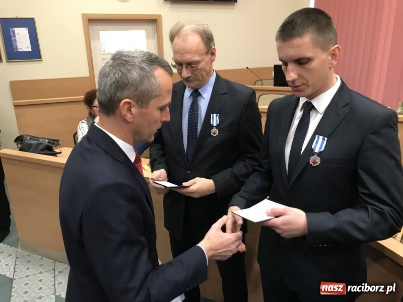 Zdjęcie w galerii na portalu naszraciborz.pl: W magistracie wręczono dziś odznaki Honorowy Dawca Krwi - Zasłużony dla Zdrowia Narodu  wiadomości z regionu