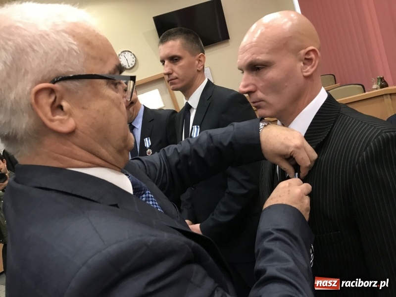 Zdjęcie w galerii na portalu naszraciborz.pl: W magistracie wręczono dziś odznaki Honorowy Dawca Krwi - Zasłużony dla Zdrowia Narodu  wiadomości z regionu