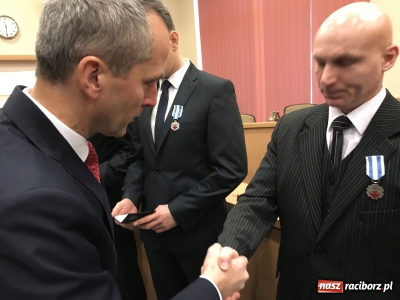 Zdjęcie w galerii na portalu naszraciborz.pl: W magistracie wręczono dziś odznaki Honorowy Dawca Krwi - Zasłużony dla Zdrowia Narodu  wiadomości z regionu