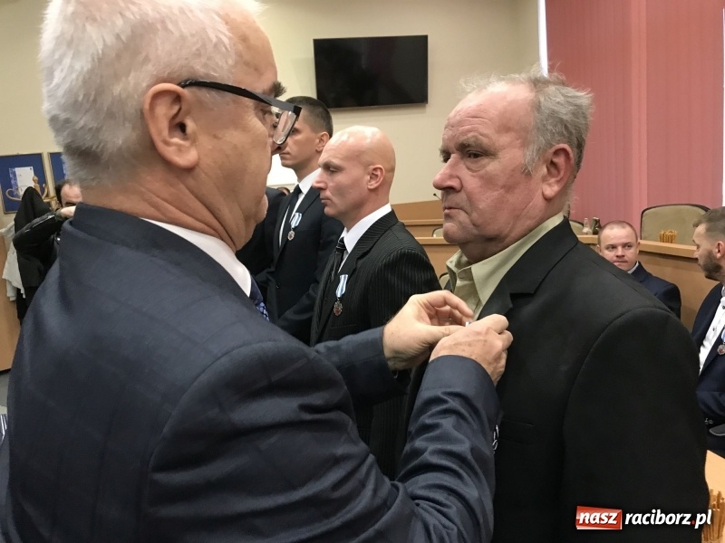 Zdjęcie w galerii na portalu naszraciborz.pl: W magistracie wręczono dziś odznaki Honorowy Dawca Krwi - Zasłużony dla Zdrowia Narodu  wiadomości z regionu