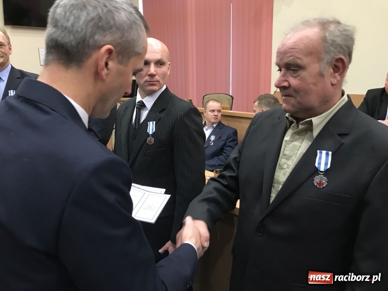 Zdjęcie w galerii na portalu naszraciborz.pl: W magistracie wręczono dziś odznaki Honorowy Dawca Krwi - Zasłużony dla Zdrowia Narodu  wiadomości z regionu