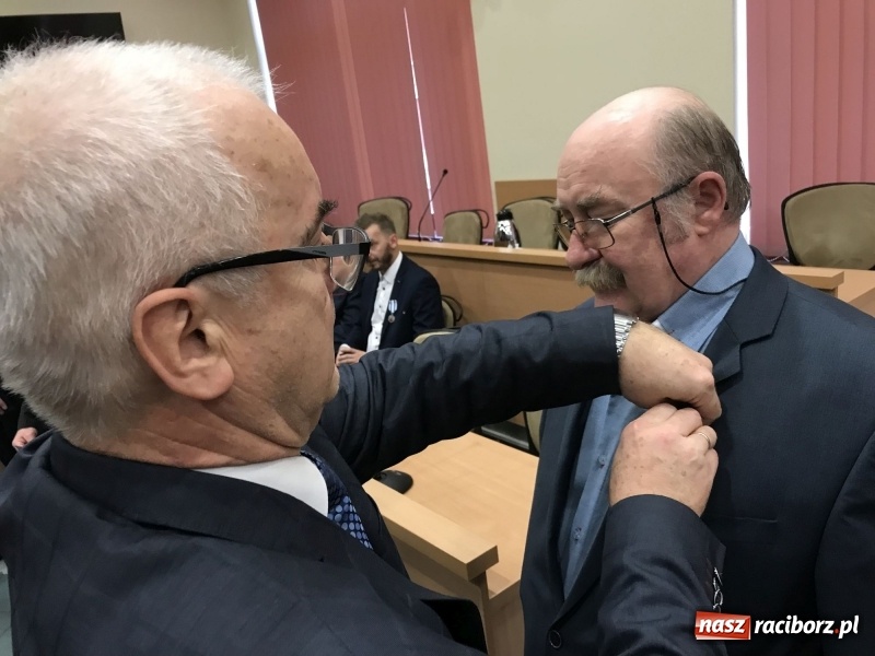 Zdjęcie w galerii na portalu naszraciborz.pl: W magistracie wręczono dziś odznaki Honorowy Dawca Krwi - Zasłużony dla Zdrowia Narodu  wiadomości z regionu