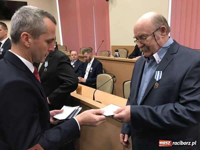 Zdjęcie w galerii na portalu naszraciborz.pl: W magistracie wręczono dziś odznaki Honorowy Dawca Krwi - Zasłużony dla Zdrowia Narodu  wiadomości z regionu