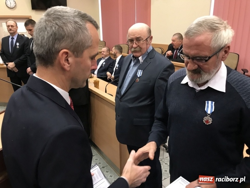 Zdjęcie w galerii na portalu naszraciborz.pl: W magistracie wręczono dziś odznaki Honorowy Dawca Krwi - Zasłużony dla Zdrowia Narodu  wiadomości z regionu