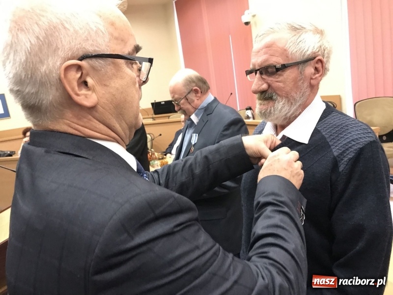 Zdjęcie w galerii na portalu naszraciborz.pl: W magistracie wręczono dziś odznaki Honorowy Dawca Krwi - Zasłużony dla Zdrowia Narodu  wiadomości z regionu