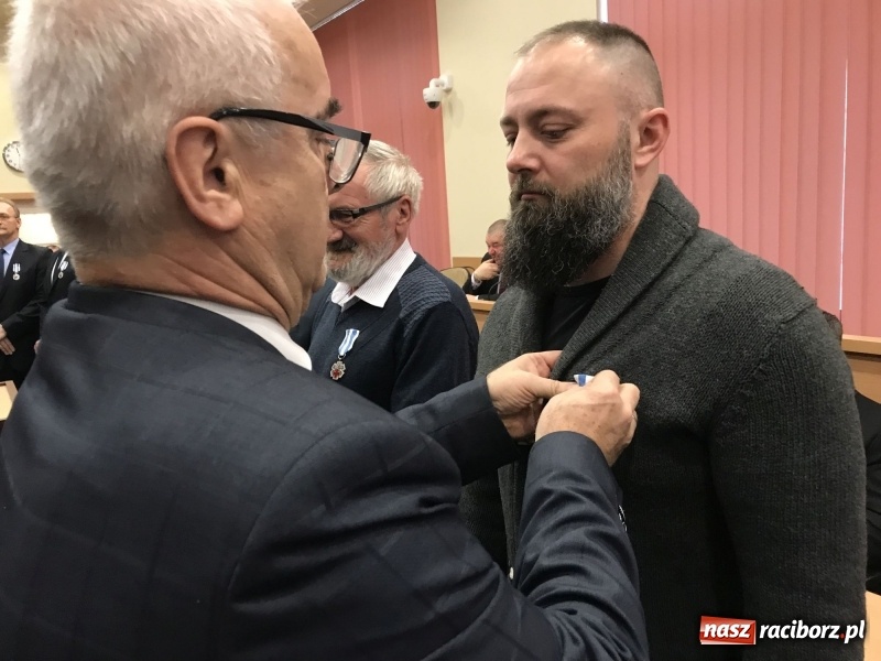 Zdjęcie w galerii na portalu naszraciborz.pl: W magistracie wręczono dziś odznaki Honorowy Dawca Krwi - Zasłużony dla Zdrowia Narodu  wiadomości z regionu