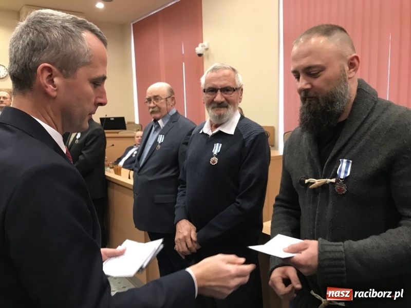 Zdjęcie w galerii na portalu naszraciborz.pl: W magistracie wręczono dziś odznaki Honorowy Dawca Krwi - Zasłużony dla Zdrowia Narodu  wiadomości z regionu