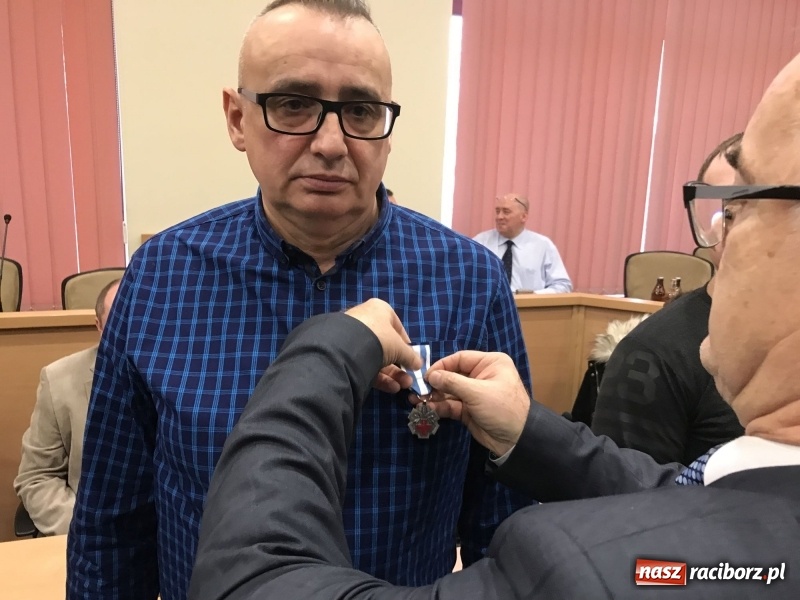 Zdjęcie w galerii na portalu naszraciborz.pl: W magistracie wręczono dziś odznaki Honorowy Dawca Krwi - Zasłużony dla Zdrowia Narodu  wiadomości z regionu