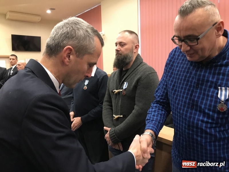 Zdjęcie w galerii na portalu naszraciborz.pl: W magistracie wręczono dziś odznaki Honorowy Dawca Krwi - Zasłużony dla Zdrowia Narodu  wiadomości z regionu