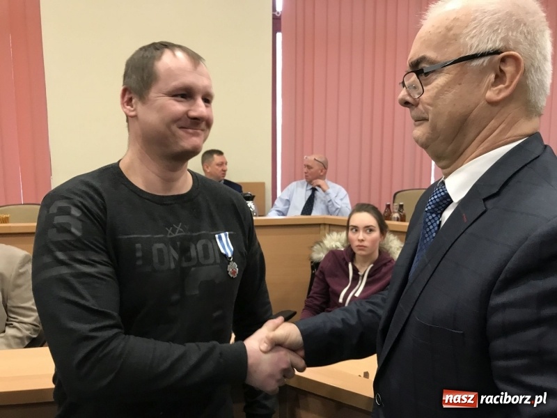 Zdjęcie w galerii na portalu naszraciborz.pl: W magistracie wręczono dziś odznaki Honorowy Dawca Krwi - Zasłużony dla Zdrowia Narodu  wiadomości z regionu