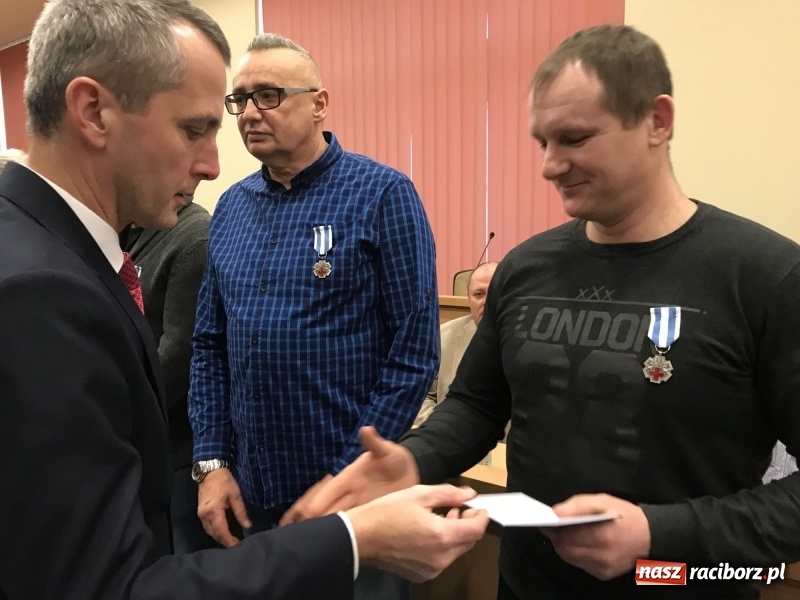 Zdjęcie w galerii na portalu naszraciborz.pl: W magistracie wręczono dziś odznaki Honorowy Dawca Krwi - Zasłużony dla Zdrowia Narodu  wiadomości z regionu