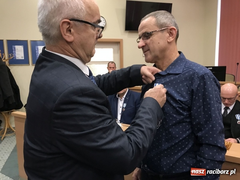 Zdjęcie w galerii na portalu naszraciborz.pl: W magistracie wręczono dziś odznaki Honorowy Dawca Krwi - Zasłużony dla Zdrowia Narodu  wiadomości z regionu