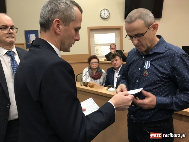 Zdjęcie w galerii na portalu naszraciborz.pl: W magistracie wręczono dziś odznaki Honorowy Dawca Krwi - Zasłużony dla Zdrowia Narodu  wiadomości z regionu