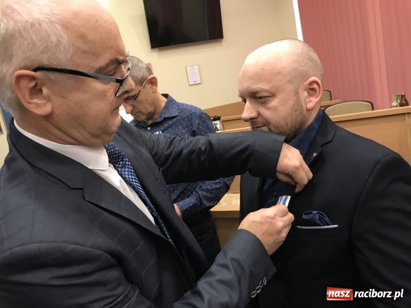Zdjęcie w galerii na portalu naszraciborz.pl: W magistracie wręczono dziś odznaki Honorowy Dawca Krwi - Zasłużony dla Zdrowia Narodu  wiadomości z regionu