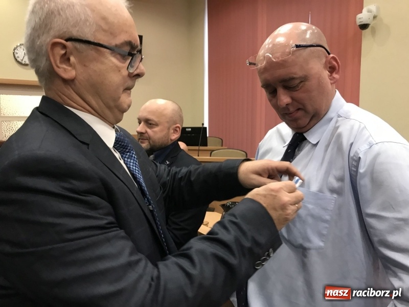 Zdjęcie w galerii na portalu naszraciborz.pl: W magistracie wręczono dziś odznaki Honorowy Dawca Krwi - Zasłużony dla Zdrowia Narodu  wiadomości z regionu