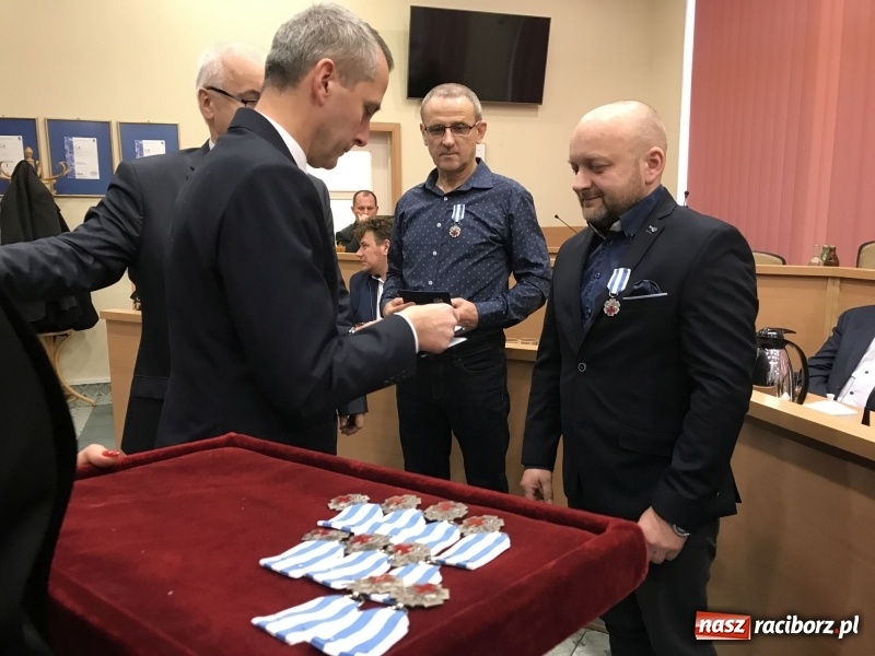 Zdjęcie w galerii na portalu naszraciborz.pl: W magistracie wręczono dziś odznaki Honorowy Dawca Krwi - Zasłużony dla Zdrowia Narodu  wiadomości z regionu