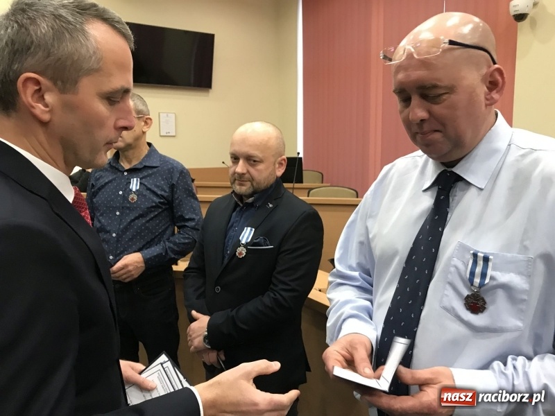 Zdjęcie w galerii na portalu naszraciborz.pl: W magistracie wręczono dziś odznaki Honorowy Dawca Krwi - Zasłużony dla Zdrowia Narodu  wiadomości z regionu