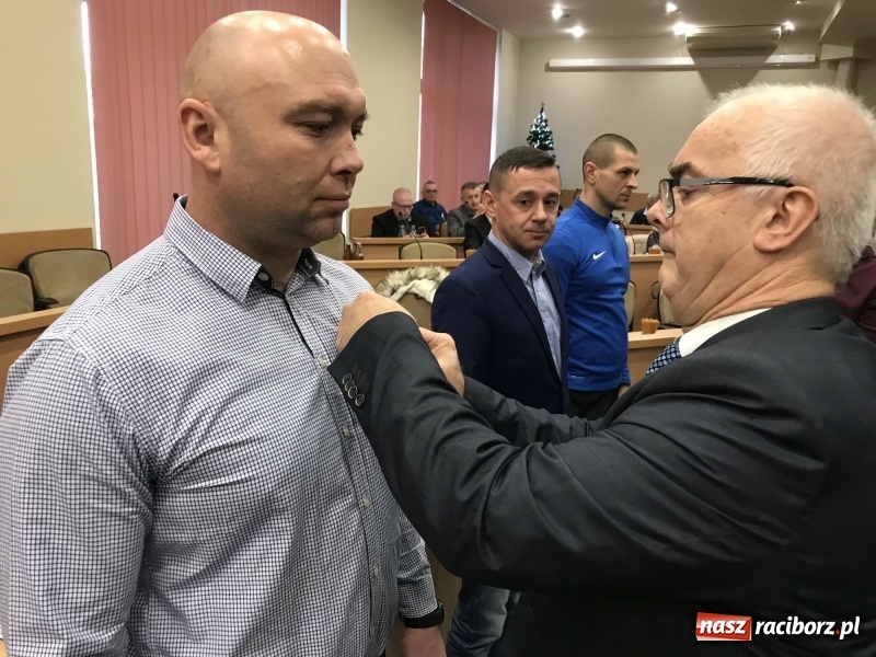 Zdjęcie w galerii na portalu naszraciborz.pl: W magistracie wręczono dziś odznaki Honorowy Dawca Krwi - Zasłużony dla Zdrowia Narodu  wiadomości z regionu