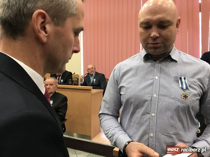 Zdjęcie w galerii na portalu naszraciborz.pl: W magistracie wręczono dziś odznaki Honorowy Dawca Krwi - Zasłużony dla Zdrowia Narodu  wiadomości z regionu