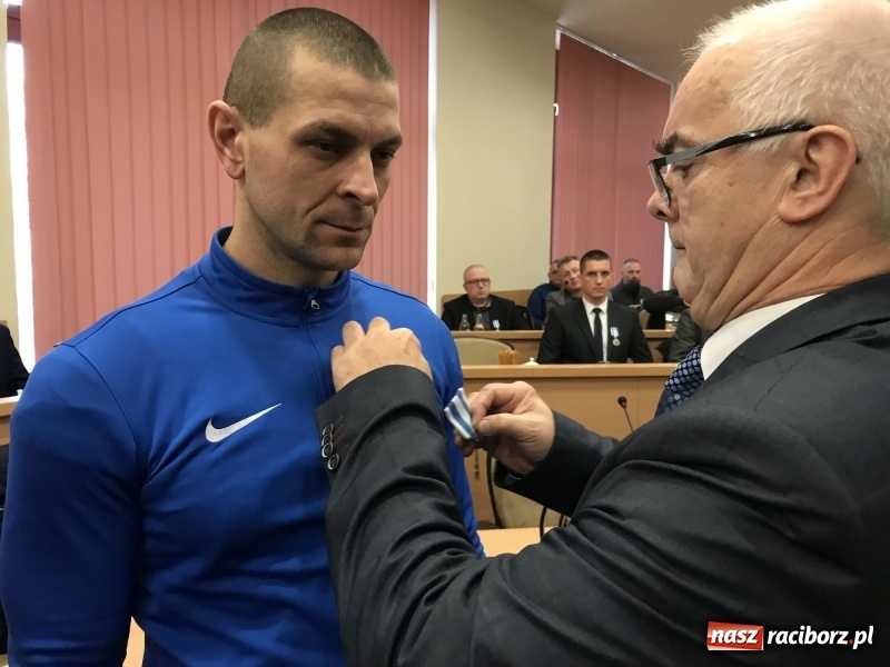 Zdjęcie w galerii na portalu naszraciborz.pl: W magistracie wręczono dziś odznaki Honorowy Dawca Krwi - Zasłużony dla Zdrowia Narodu  wiadomości z regionu
