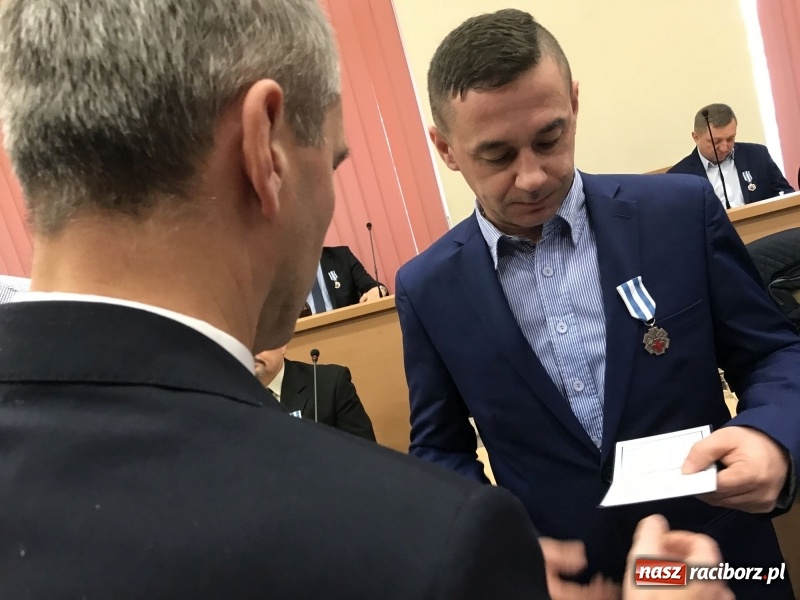 Zdjęcie w galerii na portalu naszraciborz.pl: W magistracie wręczono dziś odznaki Honorowy Dawca Krwi - Zasłużony dla Zdrowia Narodu  wiadomości z regionu