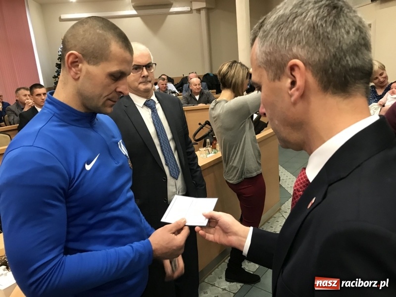 Zdjęcie w galerii na portalu naszraciborz.pl: W magistracie wręczono dziś odznaki Honorowy Dawca Krwi - Zasłużony dla Zdrowia Narodu  wiadomości z regionu