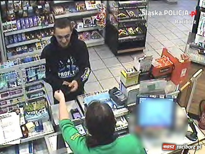 Zdjęcie w galerii na portalu naszraciborz.pl: Policja w Raciborzu szuka tych mężczyzn! Chodzi o kradzież na stacji BP wiadomości z regionu