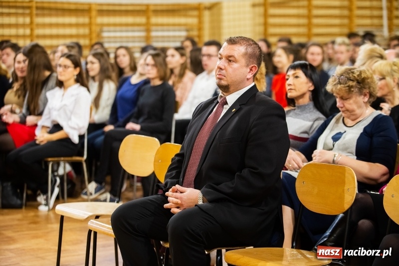 Zdjęcie w galerii na portalu naszraciborz.pl: II LO świętowało Dzień Patrona Szkoły wiadomości z regionu