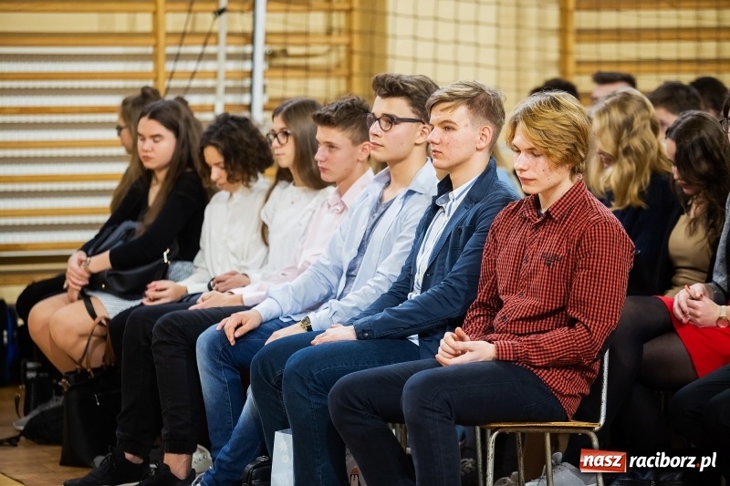 Zdjęcie w galerii na portalu naszraciborz.pl: II LO świętowało Dzień Patrona Szkoły wiadomości z regionu
