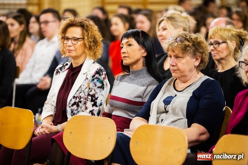 Zdjęcie w galerii na portalu naszraciborz.pl: II LO świętowało Dzień Patrona Szkoły wiadomości z regionu