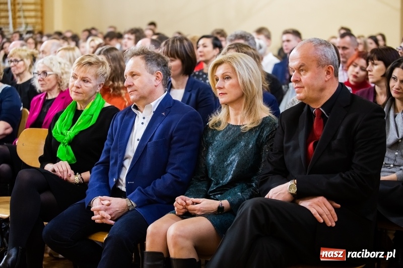 Zdjęcie w galerii na portalu naszraciborz.pl: II LO świętowało Dzień Patrona Szkoły wiadomości z regionu