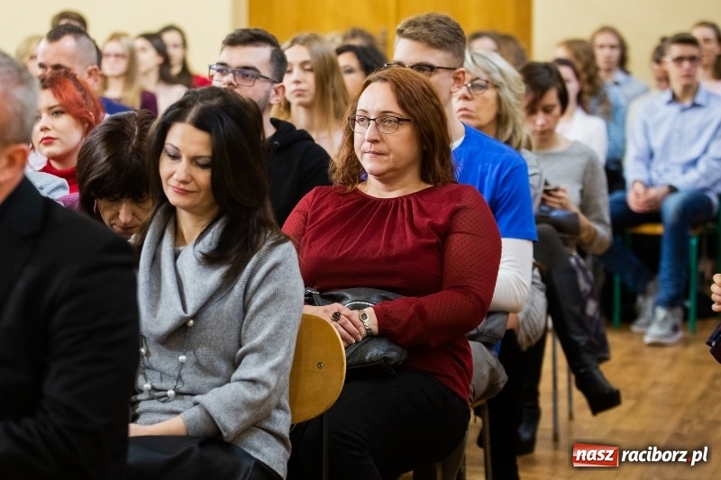Zdjęcie w galerii na portalu naszraciborz.pl: II LO świętowało Dzień Patrona Szkoły wiadomości z regionu