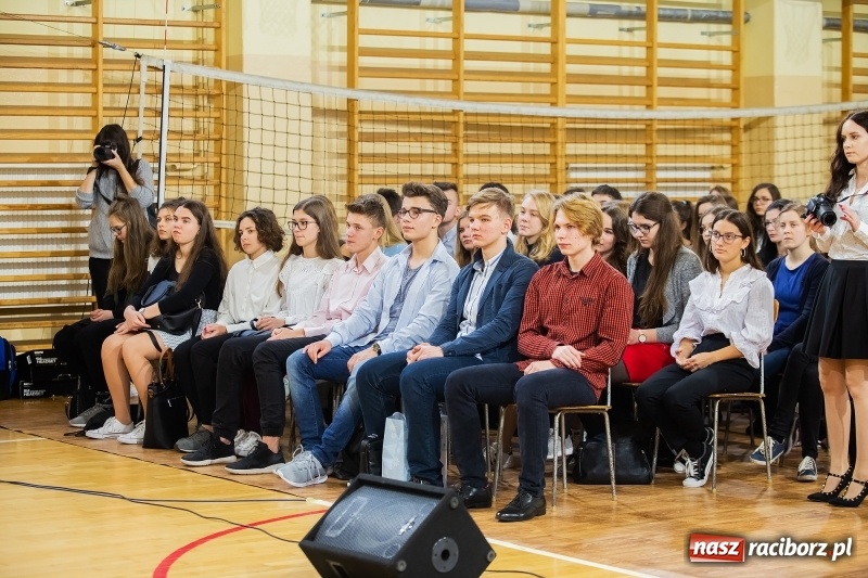 Zdjęcie w galerii na portalu naszraciborz.pl: II LO świętowało Dzień Patrona Szkoły wiadomości z regionu