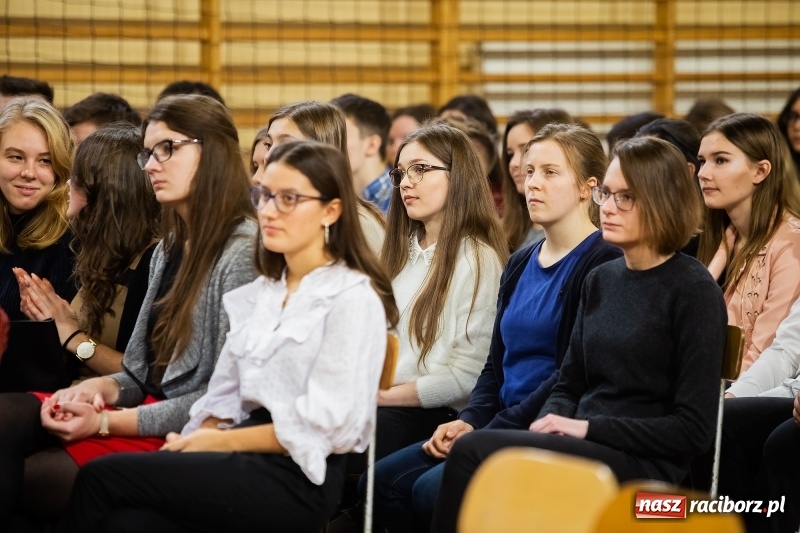 Zdjęcie w galerii na portalu naszraciborz.pl: II LO świętowało Dzień Patrona Szkoły wiadomości z regionu