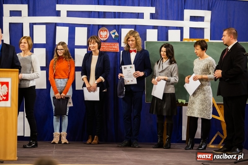 Zdjęcie w galerii na portalu naszraciborz.pl: II LO świętowało Dzień Patrona Szkoły wiadomości z regionu