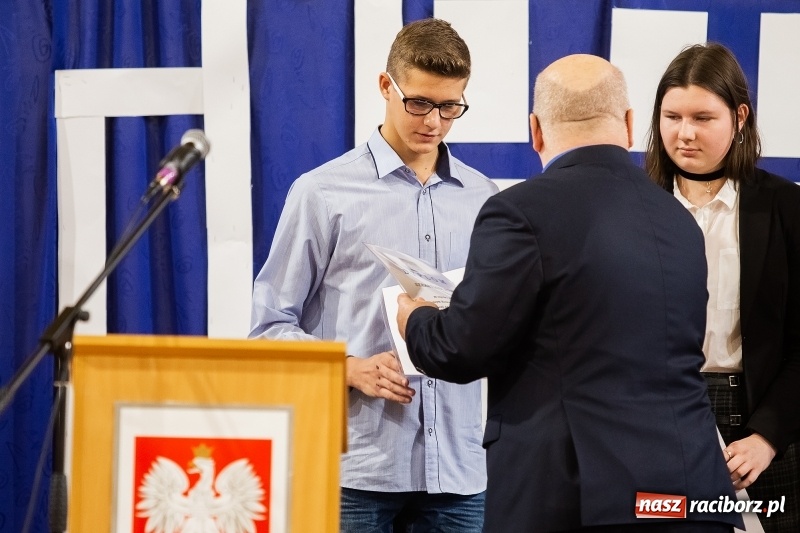 Zdjęcie w galerii na portalu naszraciborz.pl: II LO świętowało Dzień Patrona Szkoły wiadomości z regionu