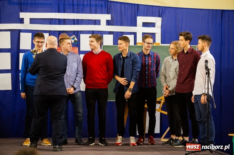 Zdjęcie w galerii na portalu naszraciborz.pl: II LO świętowało Dzień Patrona Szkoły wiadomości z regionu