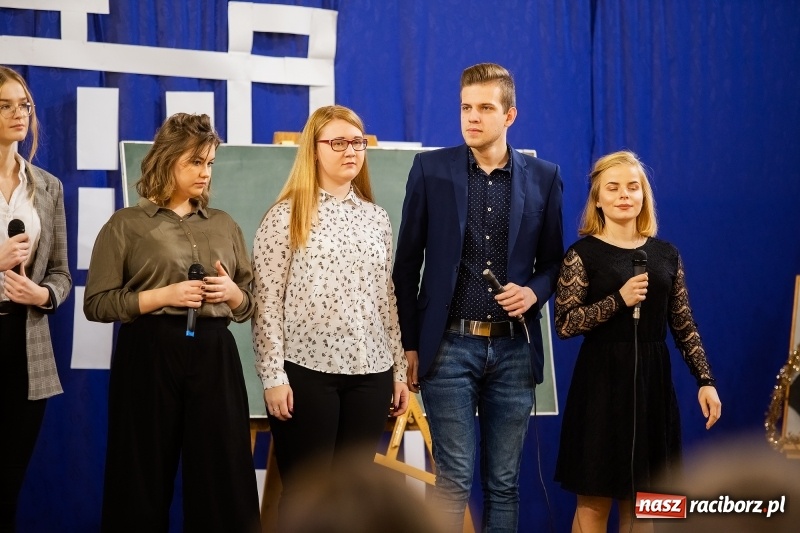 Zdjęcie w galerii na portalu naszraciborz.pl: II LO świętowało Dzień Patrona Szkoły wiadomości z regionu