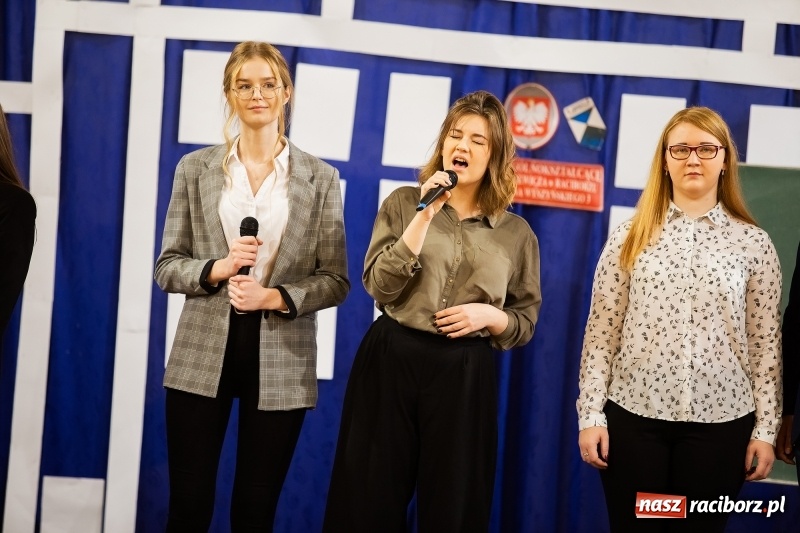 Zdjęcie w galerii na portalu naszraciborz.pl: II LO świętowało Dzień Patrona Szkoły wiadomości z regionu