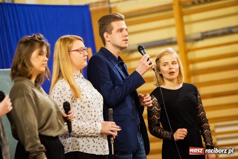 Zdjęcie w galerii na portalu naszraciborz.pl: II LO świętowało Dzień Patrona Szkoły wiadomości z regionu