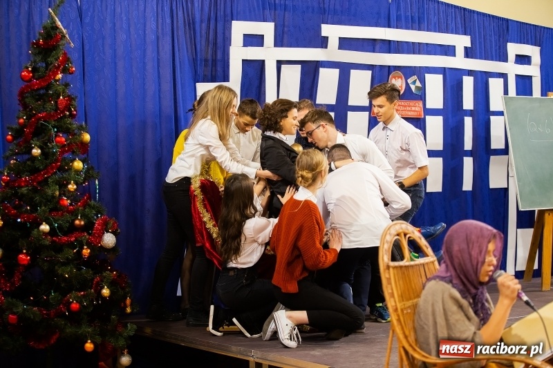 Zdjęcie w galerii na portalu naszraciborz.pl: II LO świętowało Dzień Patrona Szkoły wiadomości z regionu